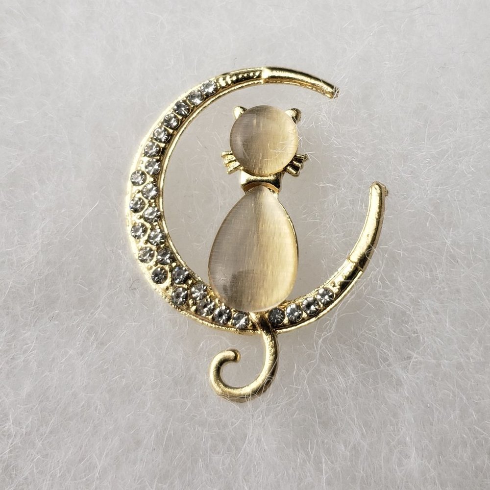 2/15$ NWOT gold tone cat sitting on moon rhinestone gold tone brooch